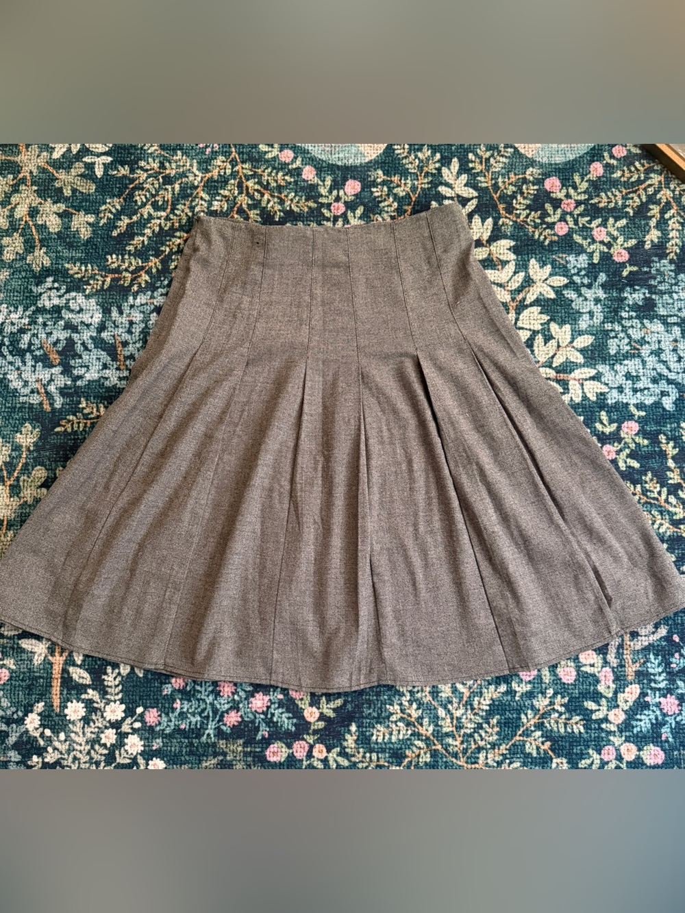 Larry Levine grey pleated skirt - size 10